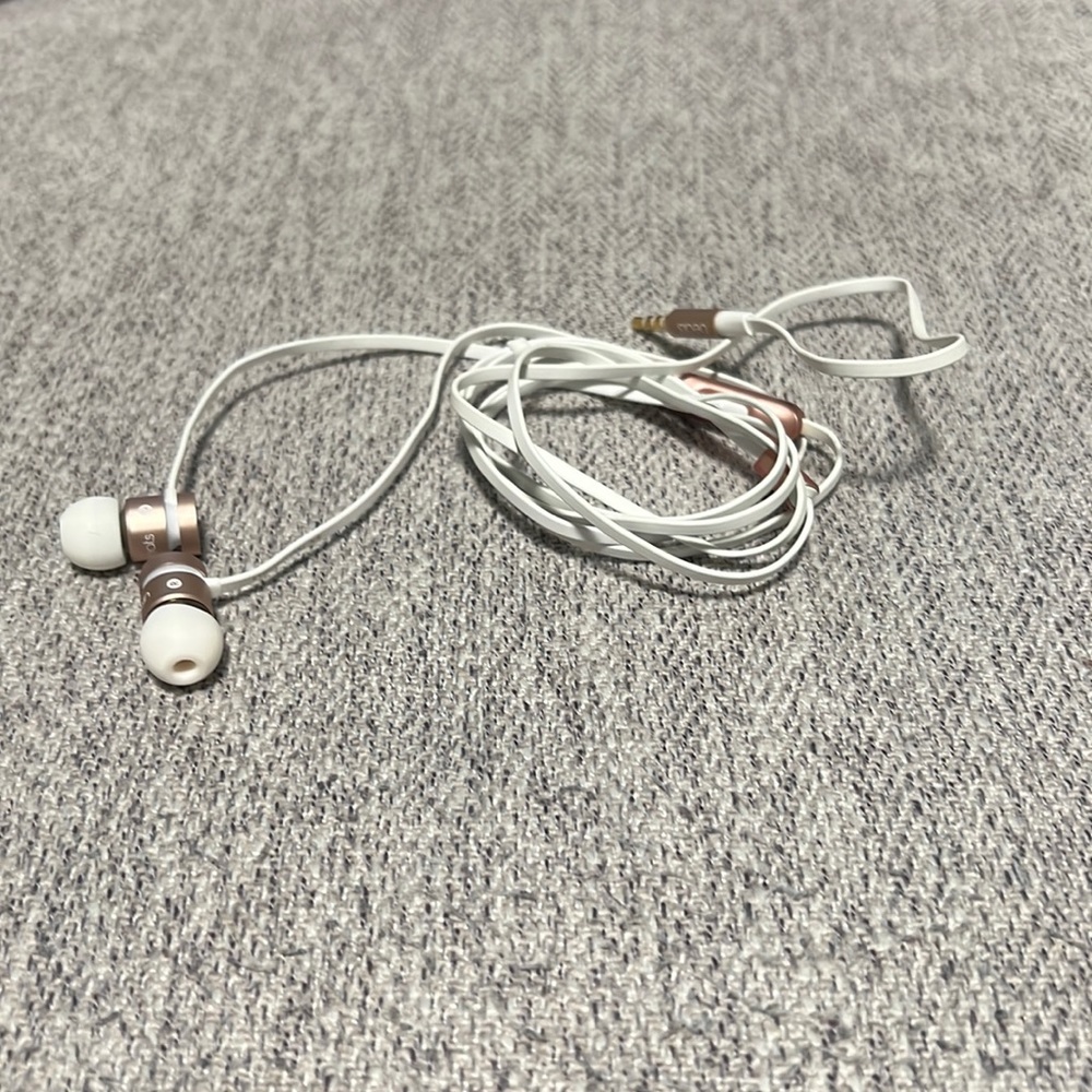 Rose Gold Beats Earbuds